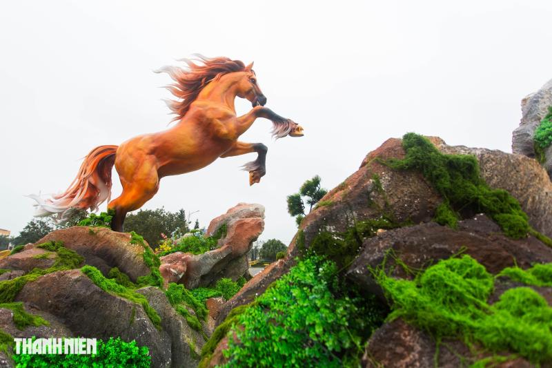 'Bộ sưu tập' linh vật ngựa của nghệ nhân Đinh Văn Tâm tại quê nhà Quảng Trị - Ảnh 1.