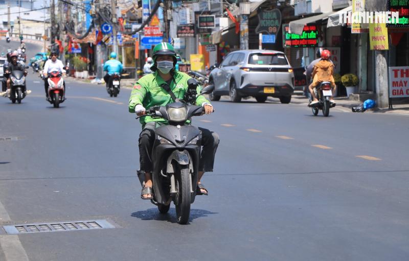 Đường phố TP.HCM mùng 2 tết: Nhiều người miệt mài mưu sinh dưới nắng chang chang- Ảnh 2.