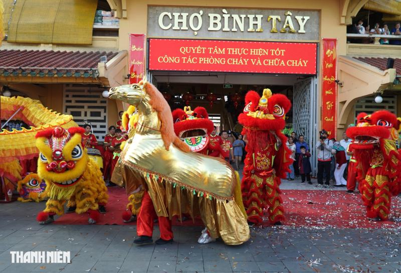 Lễ Kỳ Yên chợ Bình Tây: Màn múa ngựa lạ mắt thu hút người xem - Ảnh 5.