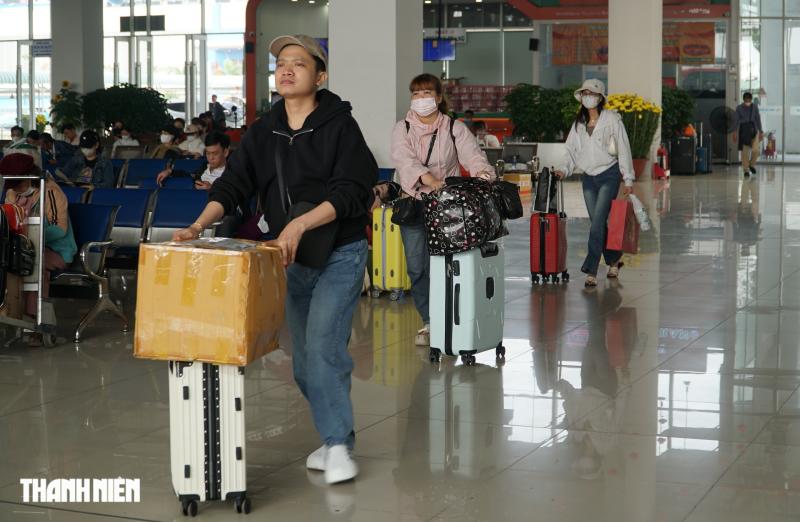 Sáng 27 tết, người dân tiếp tục đổ về bến xe Miền Đông mới để về quê - Ảnh 2.