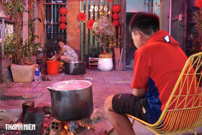 Hẻm Sài Gòn đỏ lửa xuyên đêm: Người dân thức trắng nấu bánh tét, bánh chưng đón tết - Ảnh 4.