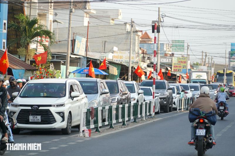 Đông nghẹt người qua phà Cát Lái vào TP.HCM trong ngày nghỉ tết cuối cùng - Ảnh 8.