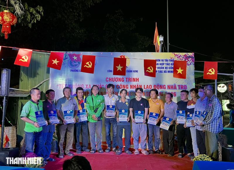 Tiệc tất niên ở góc phố nghĩa tình của lao động nghèo: Có bánh chưng, củ kiệu - Ảnh 4.