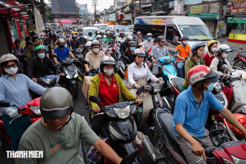 Cửa ngõ sân bay Tân Sơn Nhất giáp tết: Kẹt xe 'ngộp thở' đường Cộng Hòa, Trường Chinh- Ảnh 4.
