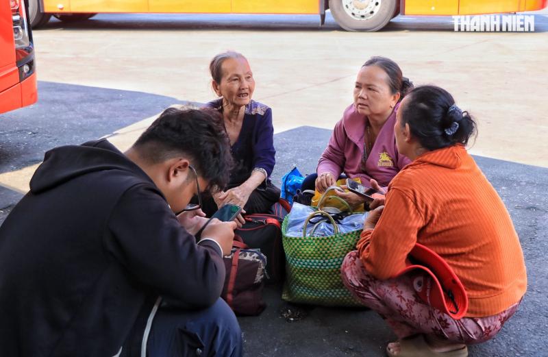 Chiều mùng 6 tết nhiều người từ TP.HCM bắt xe về miền Tây… 'ăn tết', vì sao?  - Ảnh 2.