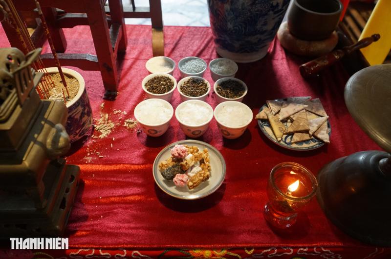 Bàn thờ cúng giao thừa kiểu Nam bộ xưa được tái hiện tại ngôi đình trăm tuổi - Ảnh 4.