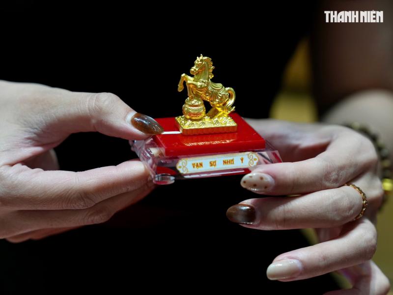 Chen chân mua vàng cầu may, tiệm vàng tại TP.HCM 'nghẹt thở' ngày vía Thần tài- Ảnh 9.