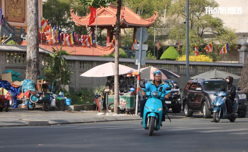 Mùng 3 tết, đường phố TP.HCM vẫn thoáng: Quán ăn nghỉ tết mùng mấy bán lại? - Ảnh 10.