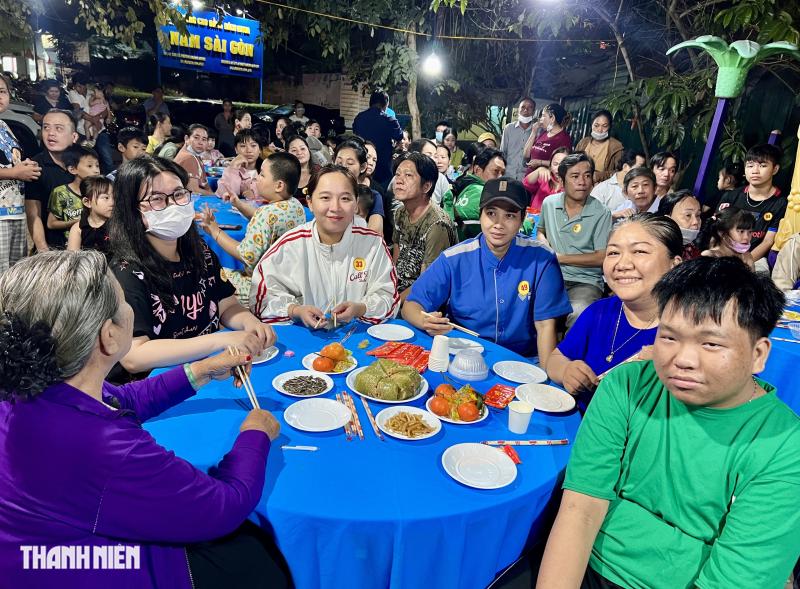 Tiệc tất niên ở góc phố nghĩa tình của lao động nghèo: Có bánh chưng, củ kiệu - Ảnh 1.