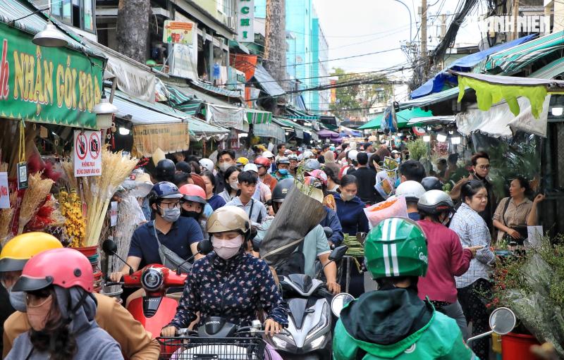 Chiều tối 26 tết: Chật kín người đổ về chợ hoa lớn nhất TP.HCM - Ảnh 1.