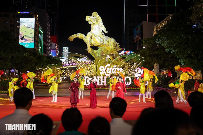 Chính thức khai mạc đường hoa Nguyễn Huệ Tết Bính Ngọ 2026 - Ảnh 2.
