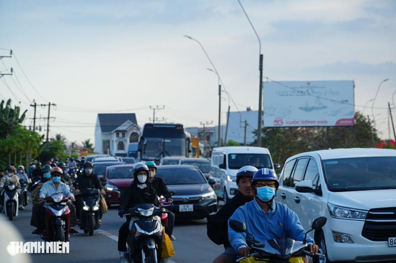 Chiều mùng 4 tết, quốc lộ 1 đông nghẹt người các tỉnh miền Tây trở lại TP.HCM - Ảnh 7.