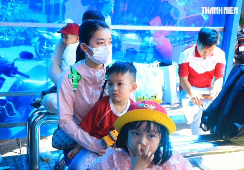 Chiều mùng 2 tết: Bất ngờ 'biển người' ở Bến xe Miền Tây - Ảnh 5.