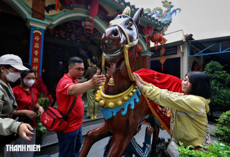 Nhộn nhịp người lấy 'lộc nước' từ mạch nước ngầm trăm năm ở TP.HCM- Ảnh 10.