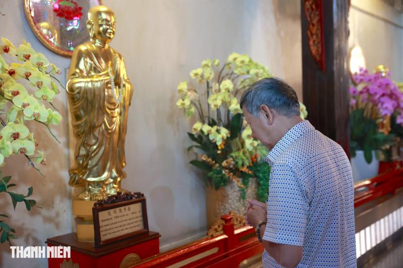 Đến chùa sáng mùng 1 Tết Bính Ngọ ở TP.HCM cầu bình an, hạnh phúc- Ảnh 9.