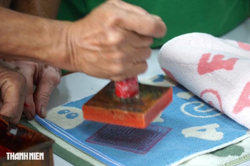 Hàng ngàn người đến chùa Bà Thiên Hậu ở Chợ Lớn xin ấn ngày tất niên - Ảnh 7.