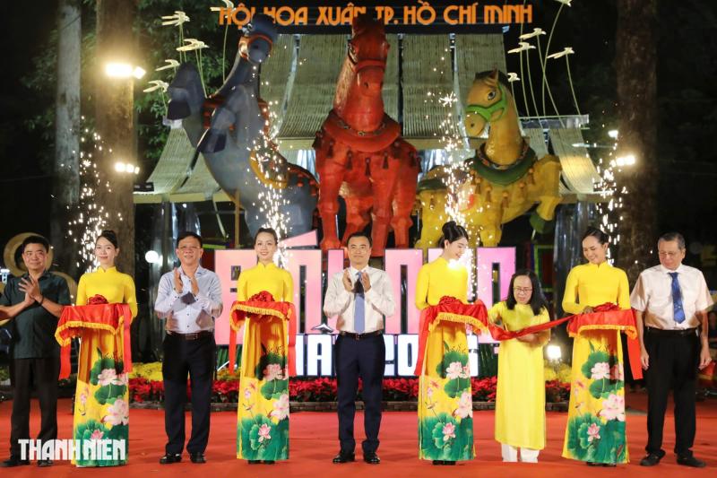 Những chú ngựa đua ở Lâm Đồng diễu hành trong đêm khai mạc Hội hoa xuân TP.HCM - Ảnh 2.