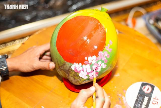 'Vẽ tết' lên trái dừa, kỹ sư trẻ ở Quảng Trị khoe tài, kiếm thêm tiền triệu- Ảnh 4.