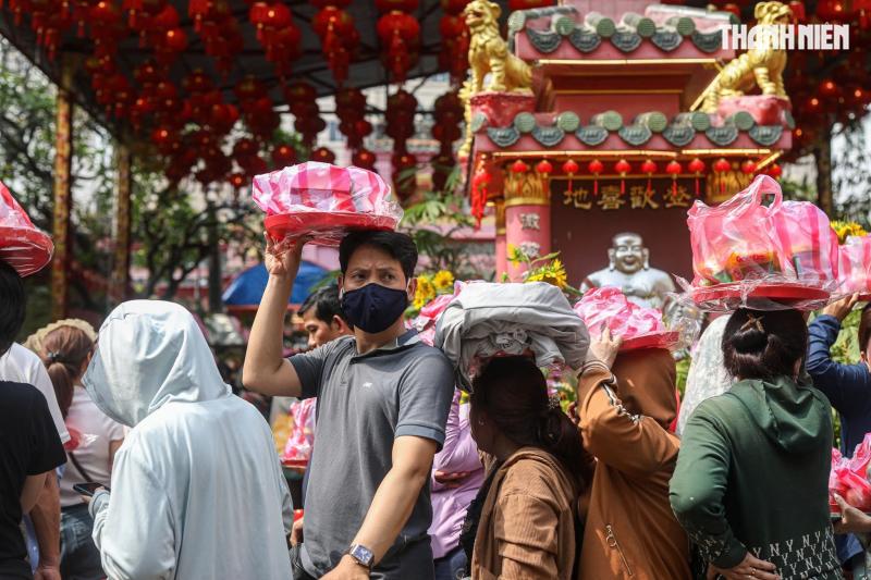 Dòng người đội nắng xếp hàng chờ làm lễ chuyển vận ở chùa Ngọc Hoàng - Ảnh 1.