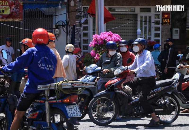 Trưa 29 tết, bất ngờ chợ hoa tết TP.HCM: Xuất hiện hoa miễn phí từ nhà vườn - Ảnh 3.