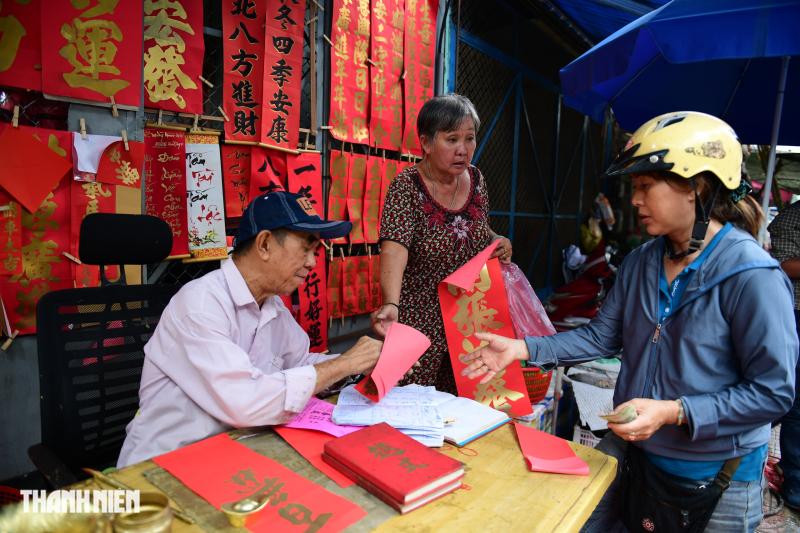 Cuối năm, người Hoa ở Chợ Lớn đi ‘mua chữ’: Mong bình an, phát đạt  - Ảnh 4.