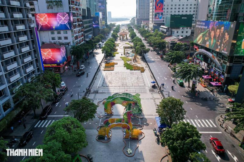 Ngựa vàng oai phong trên đường hoa Nguyễn Huệ, linh vật tết 2026 gây choáng ngợp - Ảnh 10.