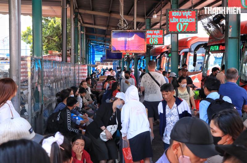 Chiều mùng 6 tết nhiều người từ TP.HCM bắt xe về miền Tây… 'ăn tết', vì sao?  - Ảnh 9.