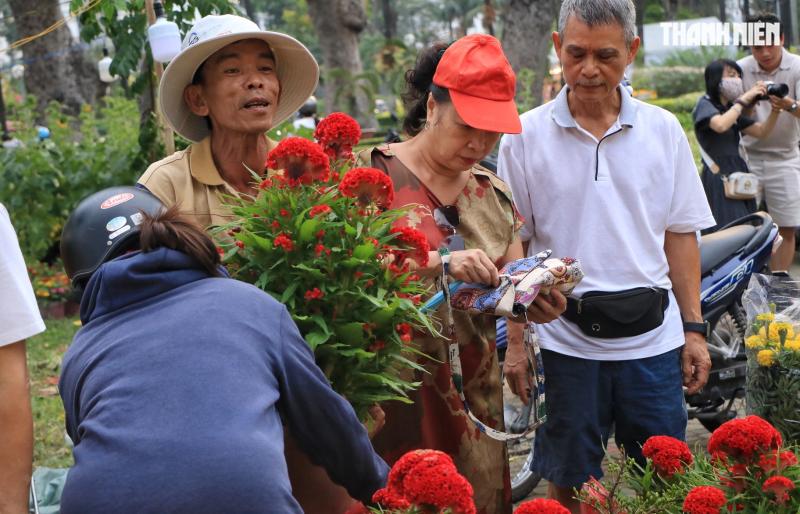Chiều 27 tết, chợ hoa tết TP.HCM người bán cười tươi: 'Sắp hết! Sắp về nhà rồi!' - Ảnh 1.