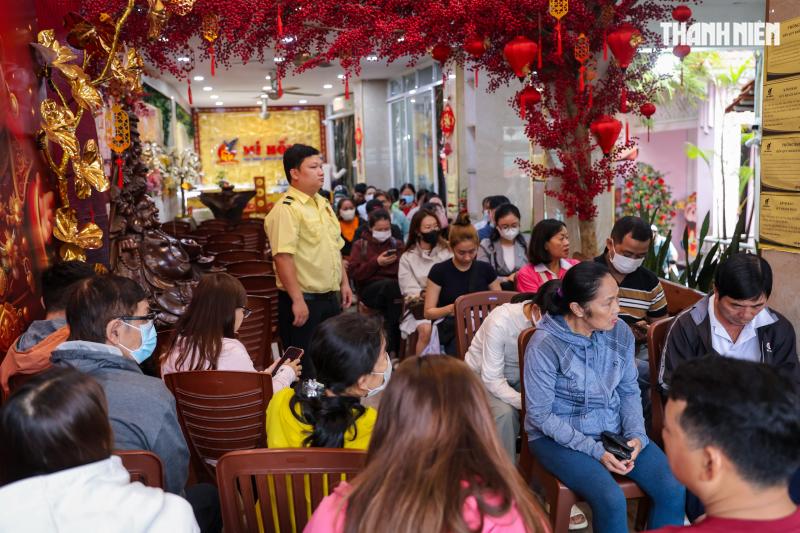 Chen chân mua vàng cầu may, tiệm vàng tại TP.HCM 'nghẹt thở' ngày vía Thần tài- Ảnh 1.