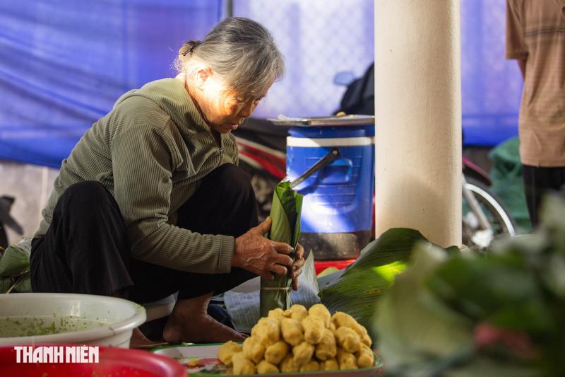 Hái rau ngót vo nếp nấu ra món bánh tét mặt trăng nức tiếng Quảng Trị - Ảnh 8.