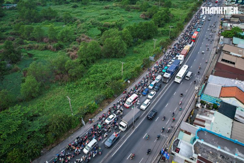 Biển người nối nhau từ TP.HCM về miền Tây chiều 26 tết, khổ vẫn về quê- Ảnh 6.