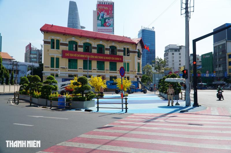 Khu vực trước chợ Bến Thành mở rào chắn, trả lại không gian chụp ảnh tết - Ảnh 9.