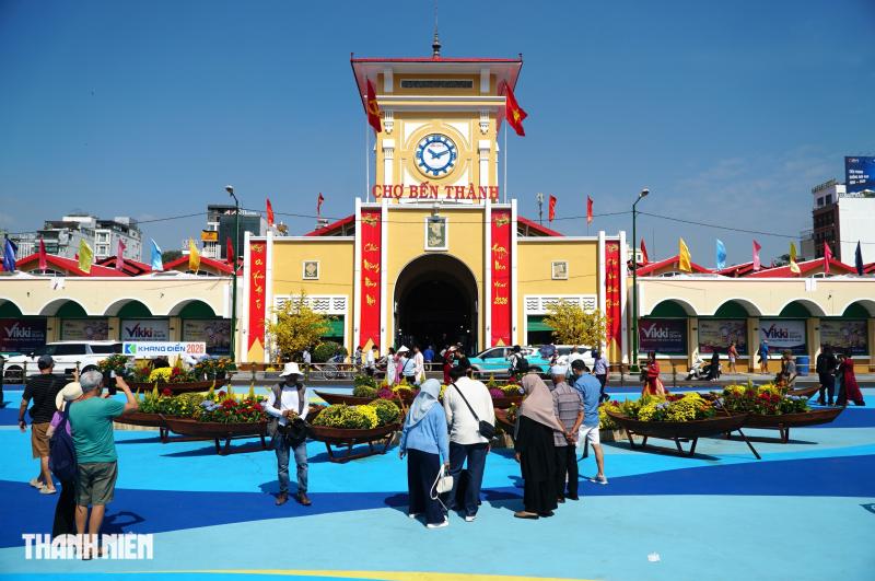 Khu vực trước chợ Bến Thành mở rào chắn, trả lại không gian chụp ảnh tết - Ảnh 1.