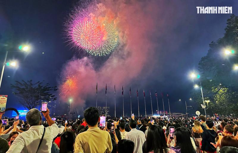 Pháo hoa rực rỡ bầu trời TP.HCM: Chúc mừng năm mới Bính Ngọ 'mã đáo thành công' - Ảnh 10.