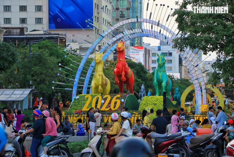 Hoàng hôn 28 tết trước ngày giao thừa: Đường phố trung tâm TP.HCM thật khác! - Ảnh 7.