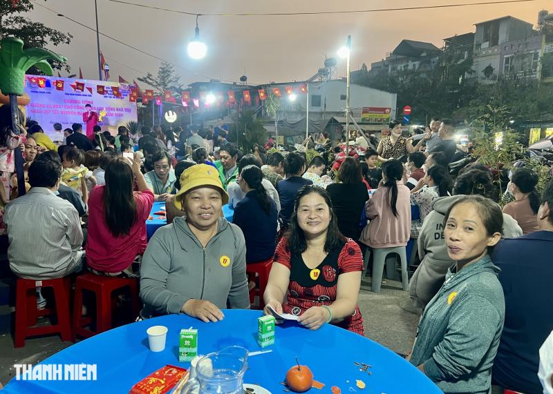 Tiệc tất niên ở góc phố nghĩa tình của lao động nghèo: Có bánh chưng, củ kiệu - Ảnh 5.