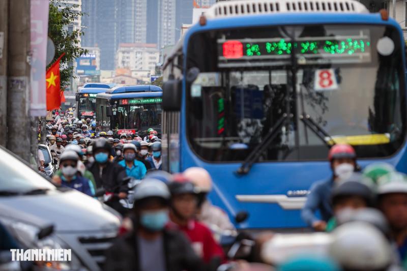 Giáp tết, người dân TP.HCM mệt mỏi vì kẹt xe - Ảnh 2.