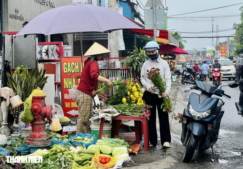 Cảnh lạ 24 tháng Chạp , người dân TP . HCM đội mưa đi chợ tết - Ảnh 8.