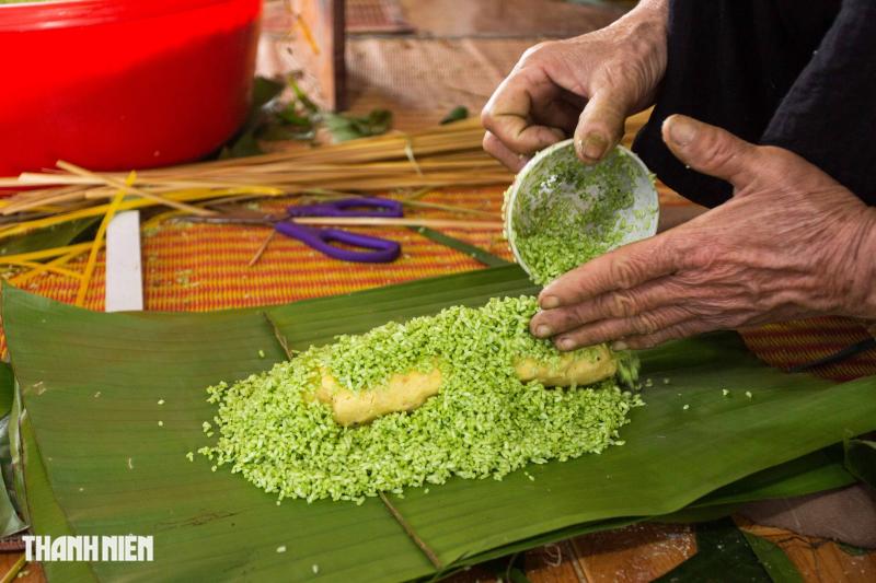 Hái rau ngót vo nếp nấu ra món bánh tét mặt trăng nức tiếng Quảng Trị - Ảnh 5.