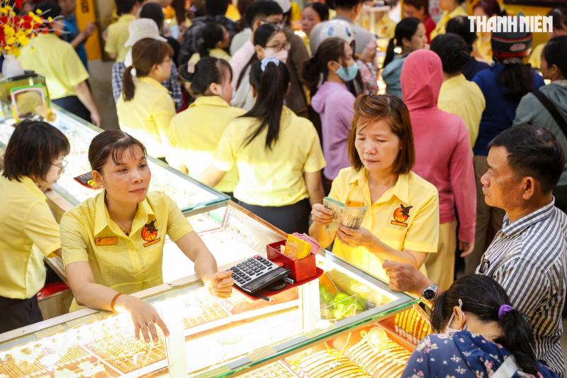 Chen chân mua vàng cầu may, tiệm vàng tại TP.HCM 'nghẹt thở' ngày vía Thần tài- Ảnh 6.