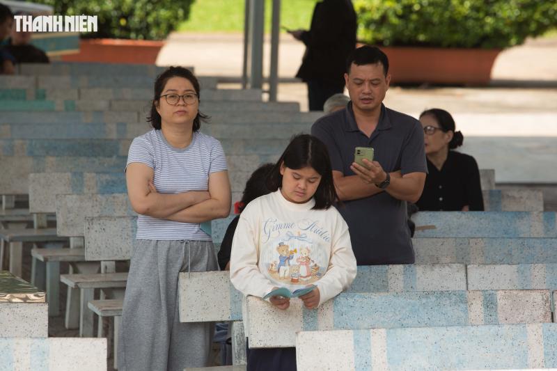 La Vang rực vàng hoa xuân đón dòng người khắp nơi về cầu bình an năm mới- Ảnh 6.
