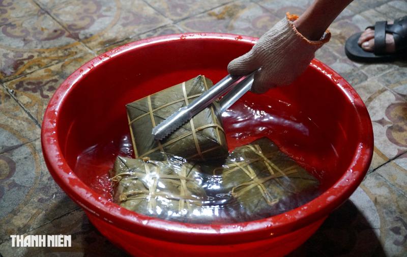 Hẻm Sài Gòn đỏ lửa xuyên đêm: Người dân thức trắng nấu bánh tét, bánh chưng đón tết - Ảnh 7.