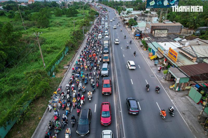 Biển người nối nhau từ TP.HCM về miền Tây chiều 26 tết, khổ vẫn về quê- Ảnh 1.