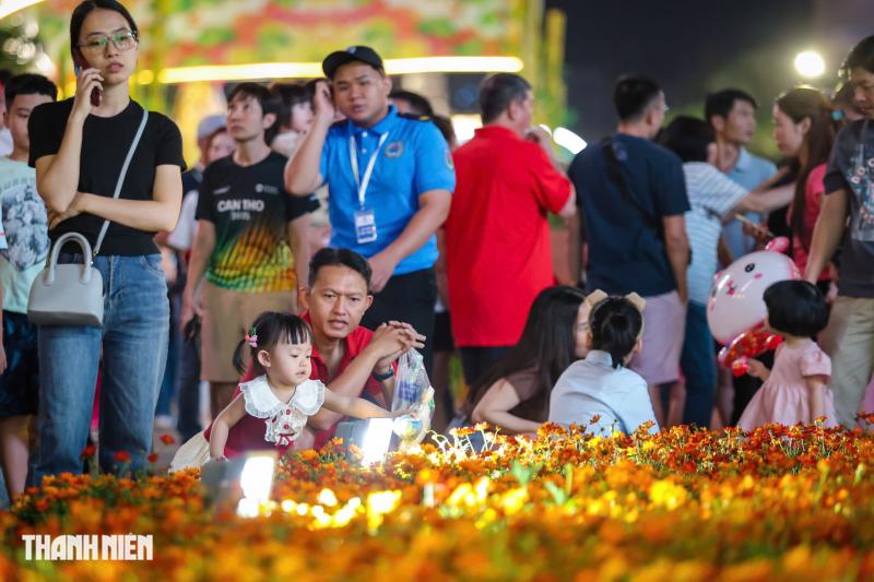 Hàng ngàn người đổ về tham quan đường hoa Nguyễn Huệ trong đêm khai mạc - Ảnh 10.