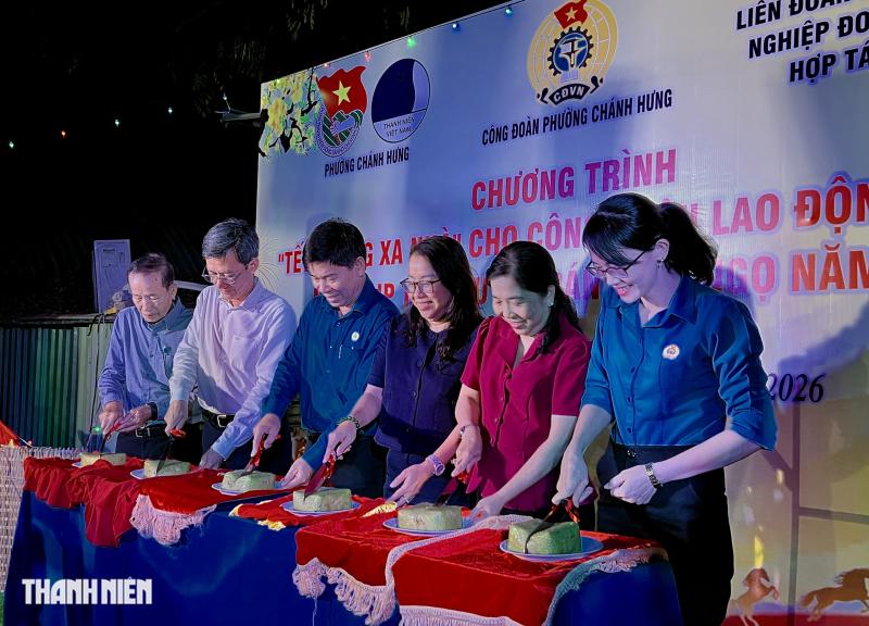 Tiệc tất niên ở góc phố nghĩa tình của lao động nghèo: Có bánh chưng, củ kiệu - Ảnh 3.