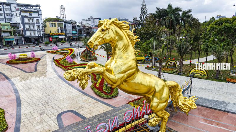 Ngựa vàng Quảng Ngãi cao 10 m 'có hồn' ở công viên Ba Tơ- Ảnh 8.