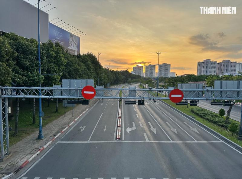 Sáng sớm mùng 1 tết: Đường phố trung tâm TP.HCM vắng xe, xuân về khắp muôn nơi  - Ảnh 9.