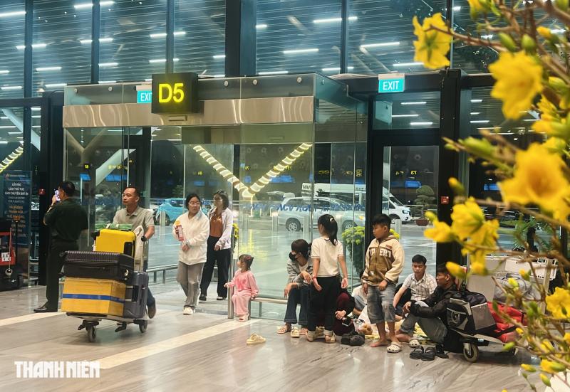 0 giờ ngày đầu nghỉ tết ở nhà ga T3: '15 phút là xong thủ tục' - Ảnh 1.