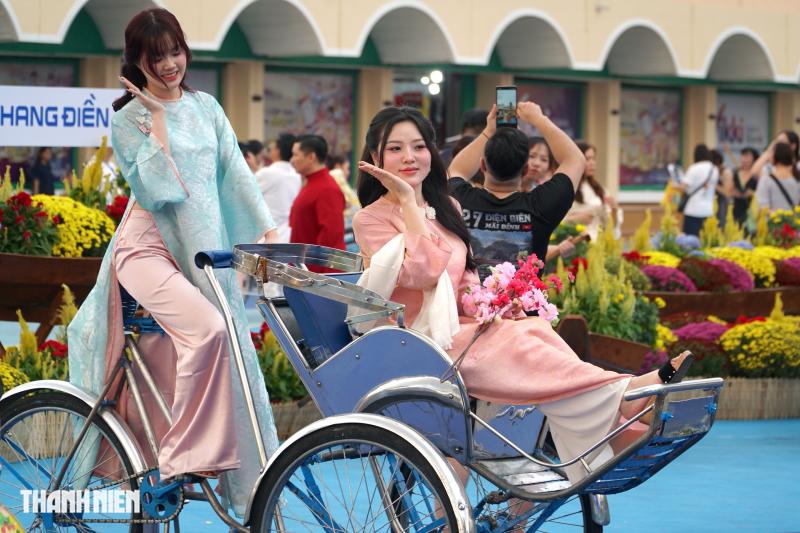 Nhiều ‘nàng thơ’ diện áo dài truyền thống đến chợ Bến Thành chụp ảnh Tết Bính Ngọ - Ảnh 9.