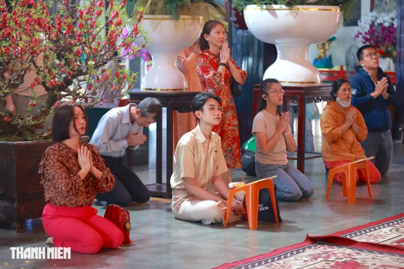 Đến chùa sáng mùng 1 Tết Bính Ngọ ở TP.HCM cầu bình an, hạnh phúc- Ảnh 8.